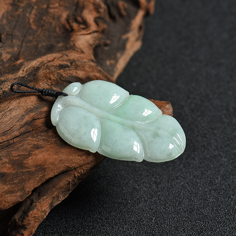 豆种浅绿翡翠吊坠-红掌柜