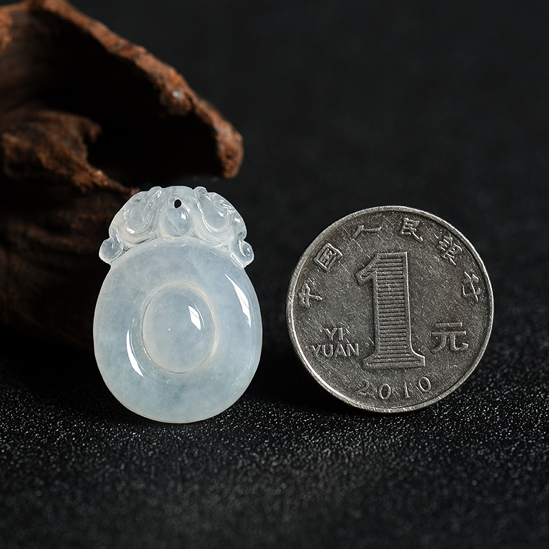 糯冰种浅绿翡翠吊坠-红掌柜