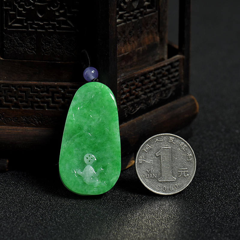 天然豆种俏色翡翠荷叶吊坠-红掌柜