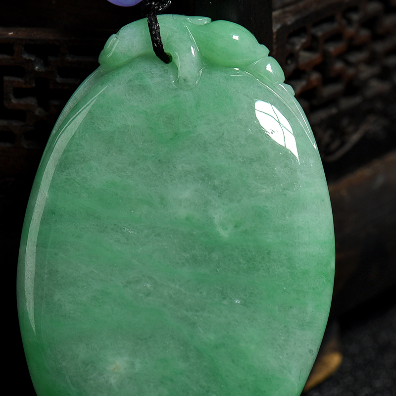 豆种浅绿翡翠吊坠-红掌柜