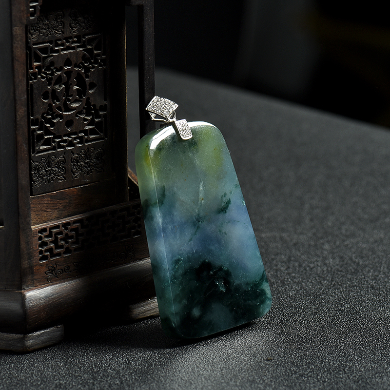 俏色翡翠意境图吊坠-红掌柜