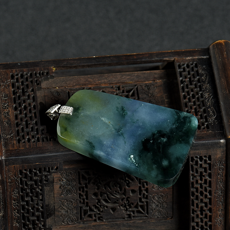 糯冰种俏色翡翠吊坠-红掌柜