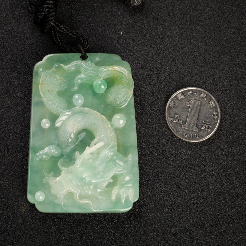 天然浅绿翡翠龙牌吊坠-红掌柜