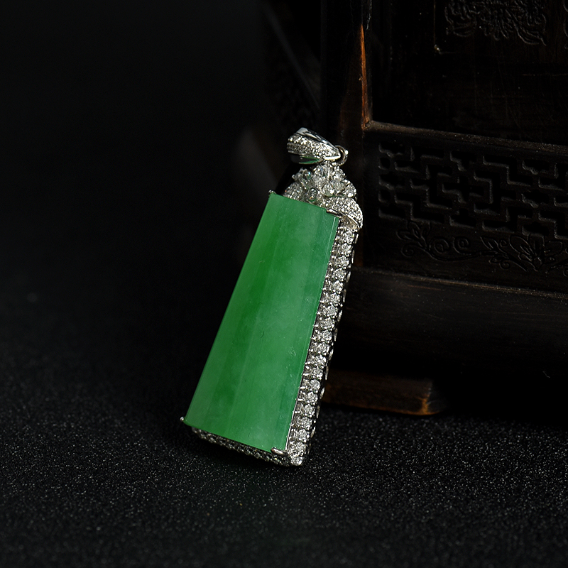 翠绿翡翠方牌吊坠-红掌柜