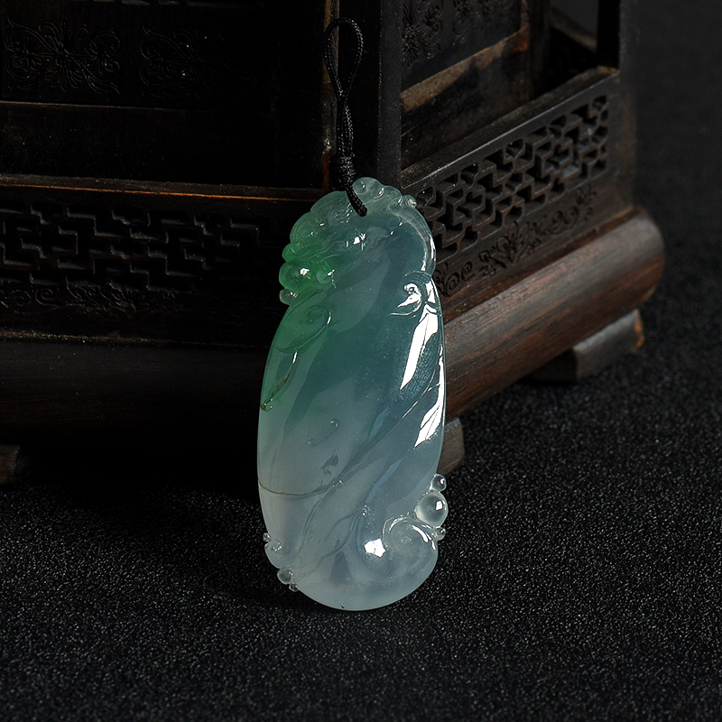 俏色翡翠龙腾四海吊坠-红掌柜