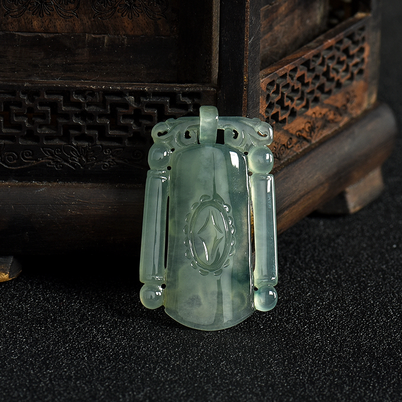 糯冰种飘花翡翠龙牌-红掌柜