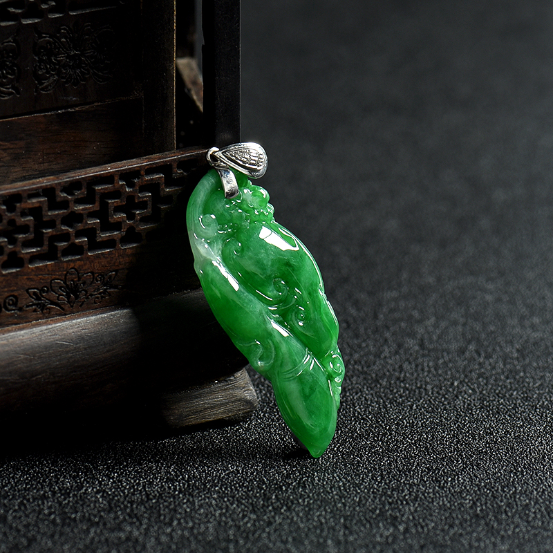天然糯种翠绿翡翠仿古龙吊坠-红掌柜