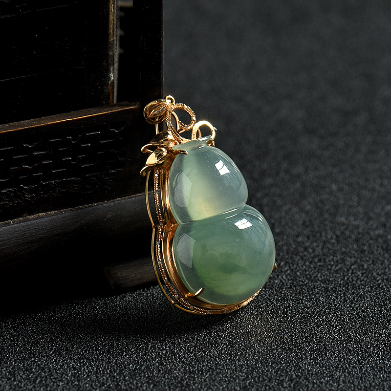 缅甸糯冰种浅绿翡翠葫芦吊坠-红掌柜