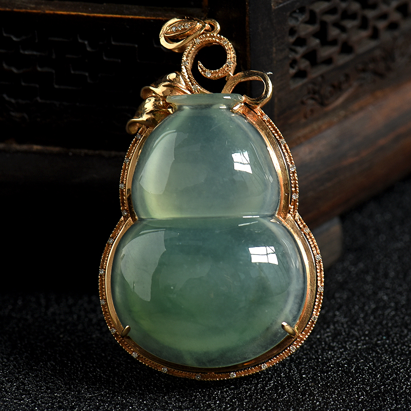 18K金镶缅甸糯冰种浅绿翡翠吊坠-红掌柜