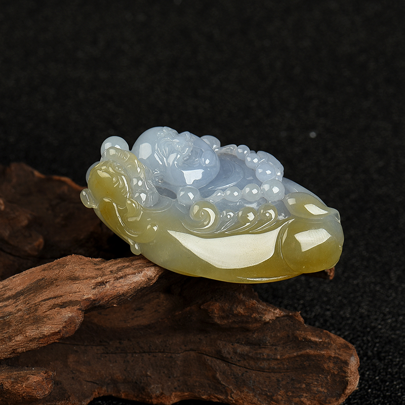 糯种天然俏色翡翠吊坠-红掌柜