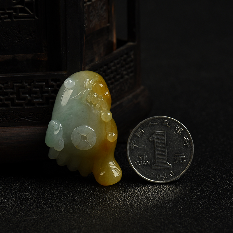 豆种俏色翡翠知足常乐吊坠-红掌柜