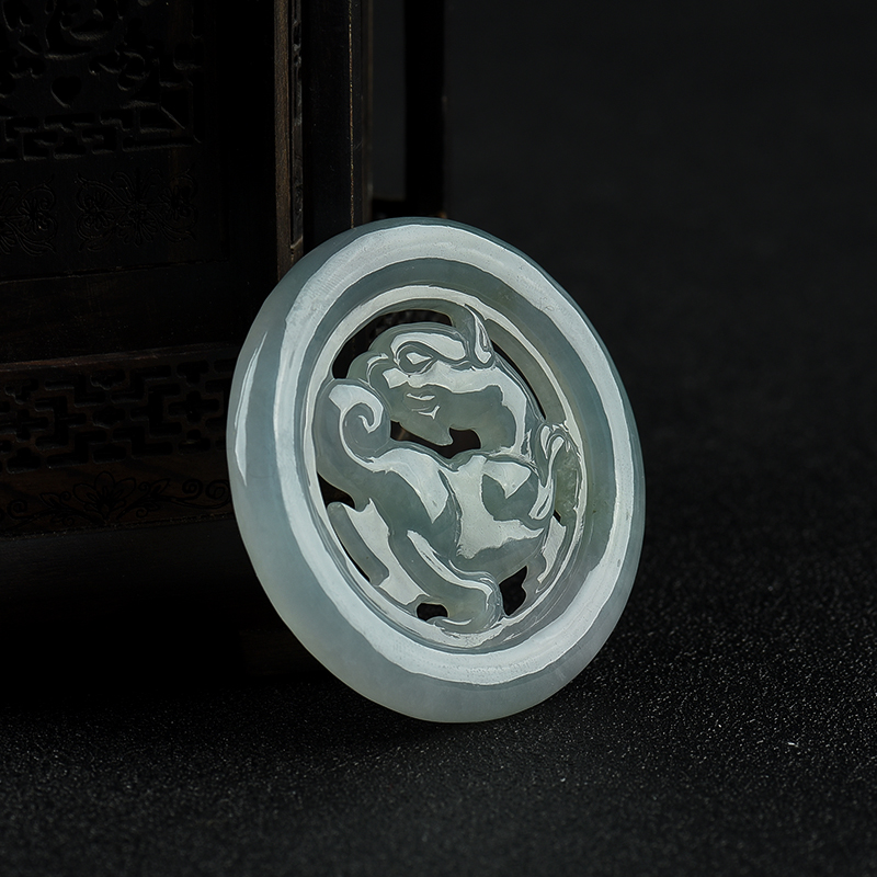 天然糯冰种灰绿翡翠麒麟吊坠-红掌柜