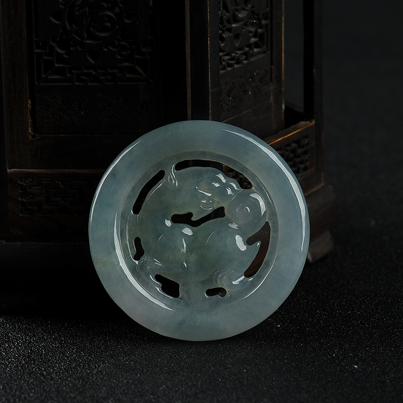 糯冰种灰绿翡翠麒麟吊坠-红掌柜