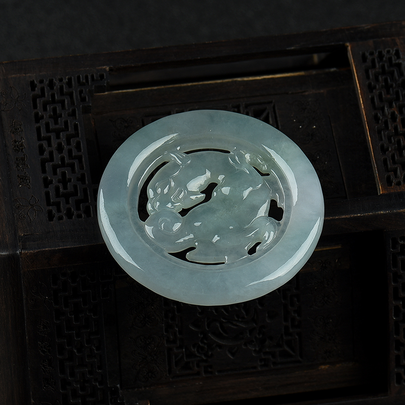 天然糯冰种灰绿翡翠麒麟吊坠-红掌柜