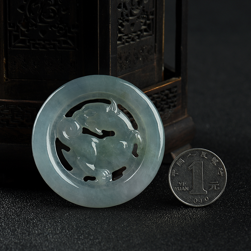 糯冰种灰绿翡翠麒麟吊坠-红掌柜