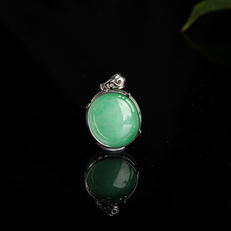18k缅甸豆种豆绿翡翠吊坠-红掌柜