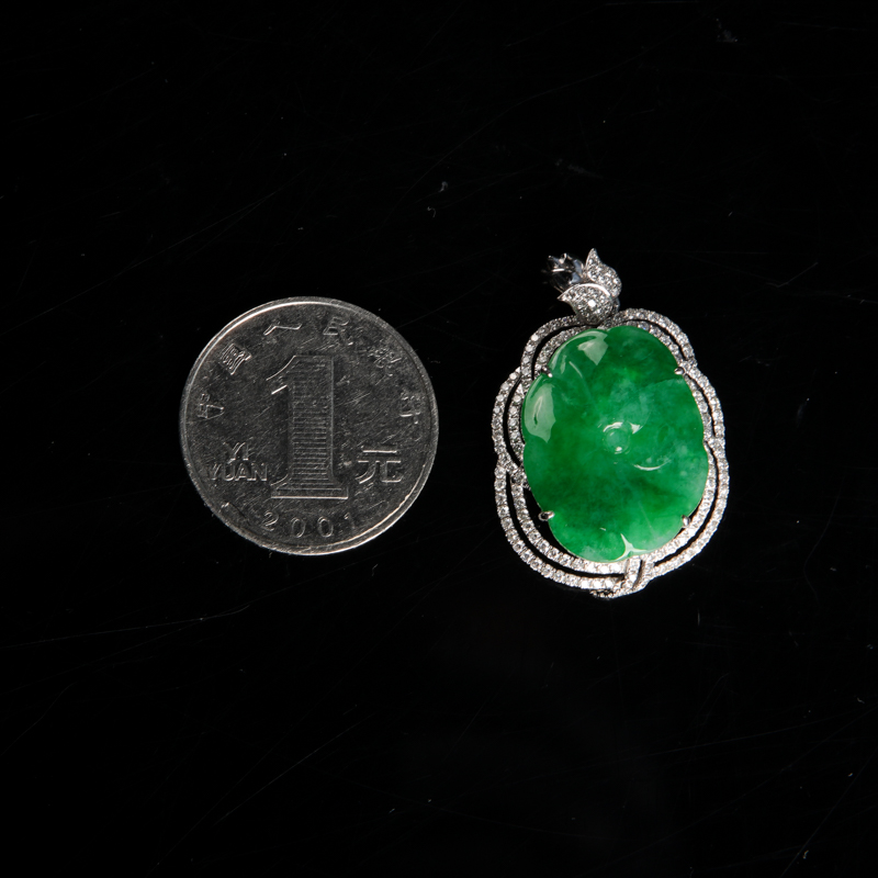 豆种翠绿翡翠和和美美吊坠-红掌柜