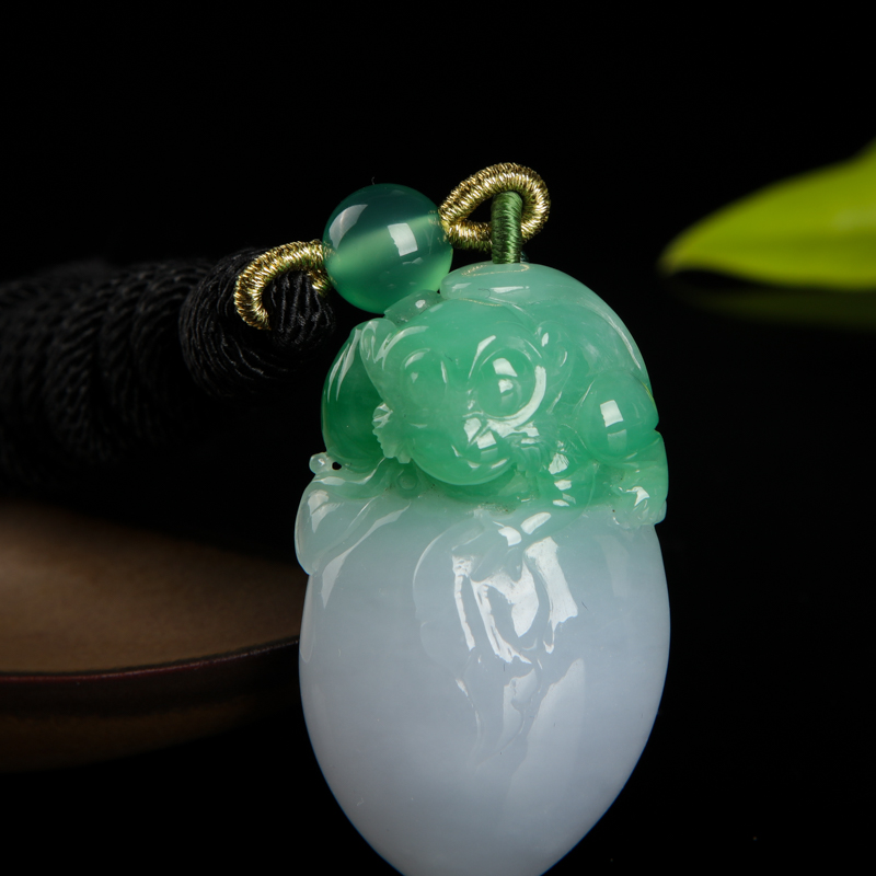 天然糯种俏色翡翠吊坠-红掌柜