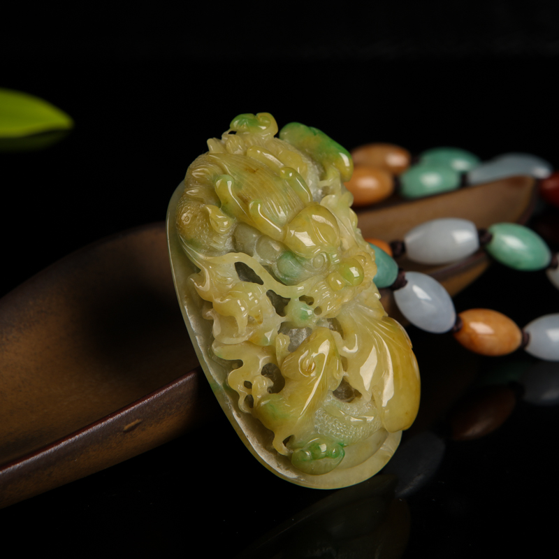 糯种翡翠辰龙吊坠-红掌柜