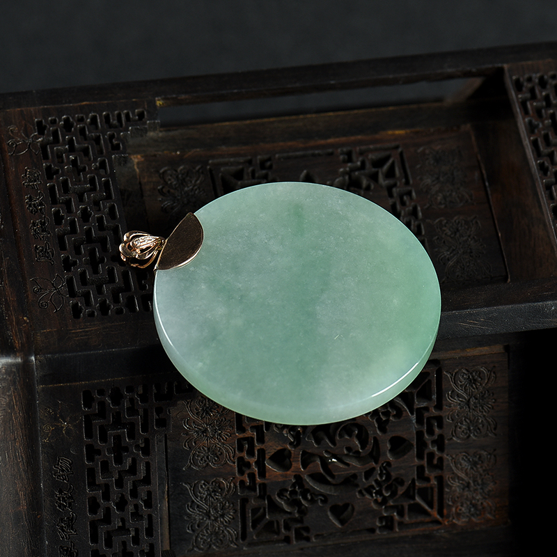 浅绿翡翠无事牌吊坠-红掌柜