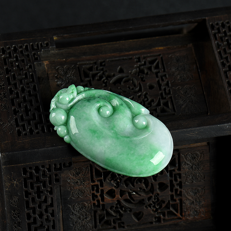 豆种翡翠如意吊坠-红掌柜