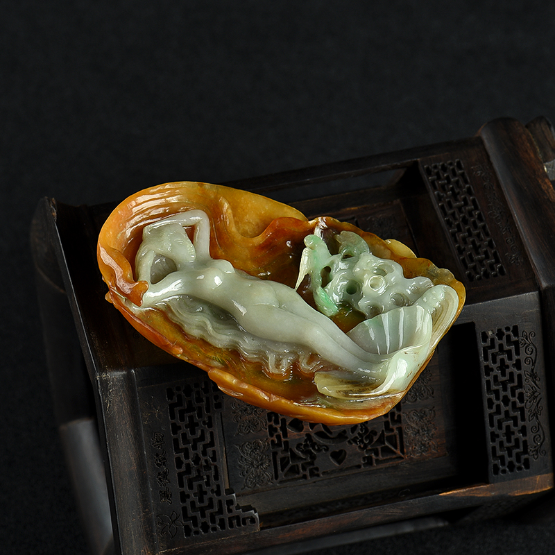 糯种俏色翡翠摆件-红掌柜