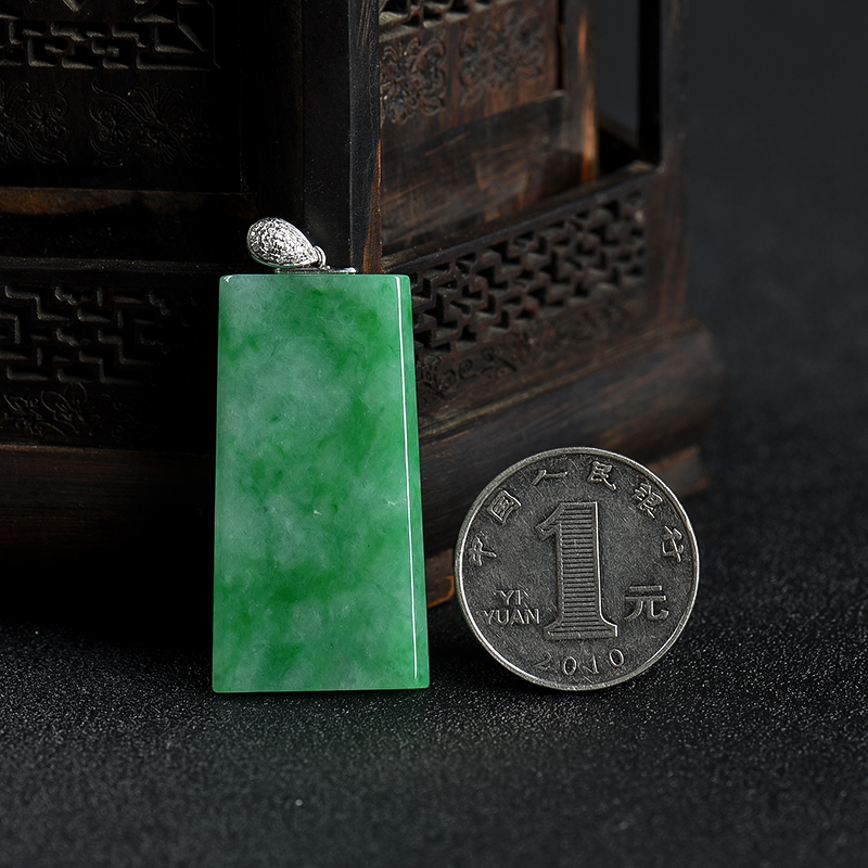 豆种飘翠翡翠无事牌吊坠-红掌柜