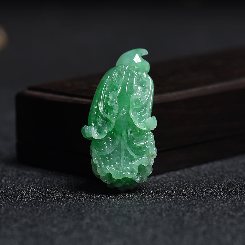  糯种绿色翡翠白菜挂件-红掌柜