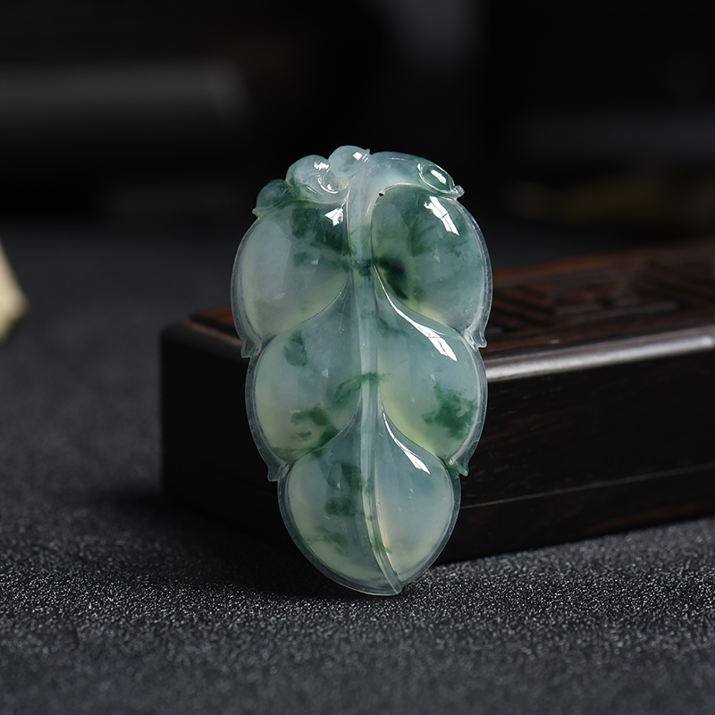 冰糯种飘蓝花翡翠叶子挂件-红掌柜