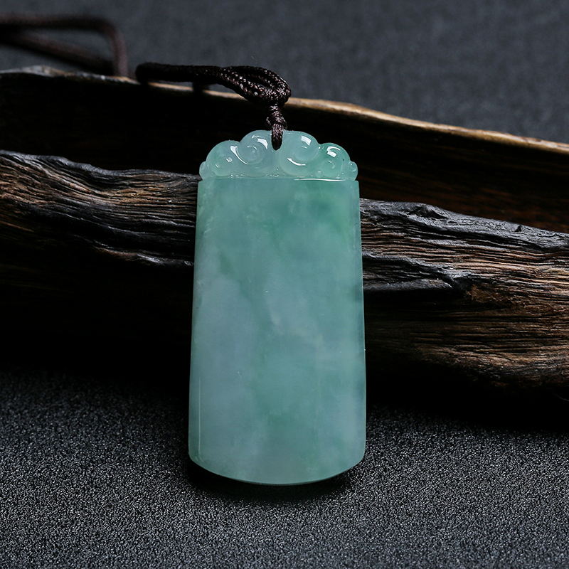 冰糯种浅绿翡翠无事牌挂件-红掌柜