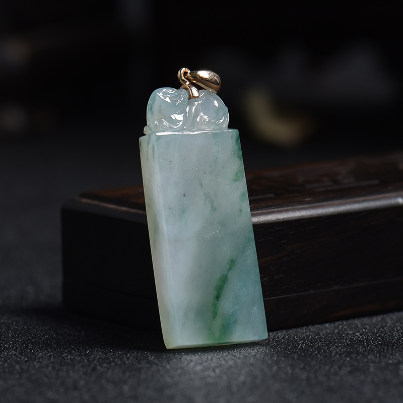 18K金扣飘花翡翠无事牌挂件-红掌柜