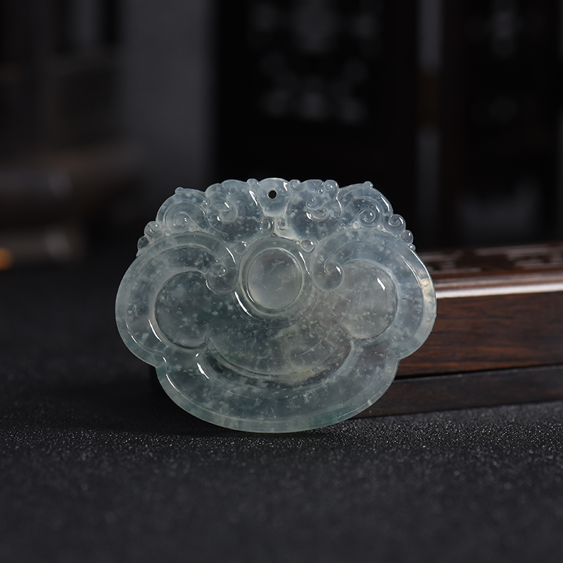 缅甸天然高冰种浅绿翡翠如意锁吊坠 - 红掌柜