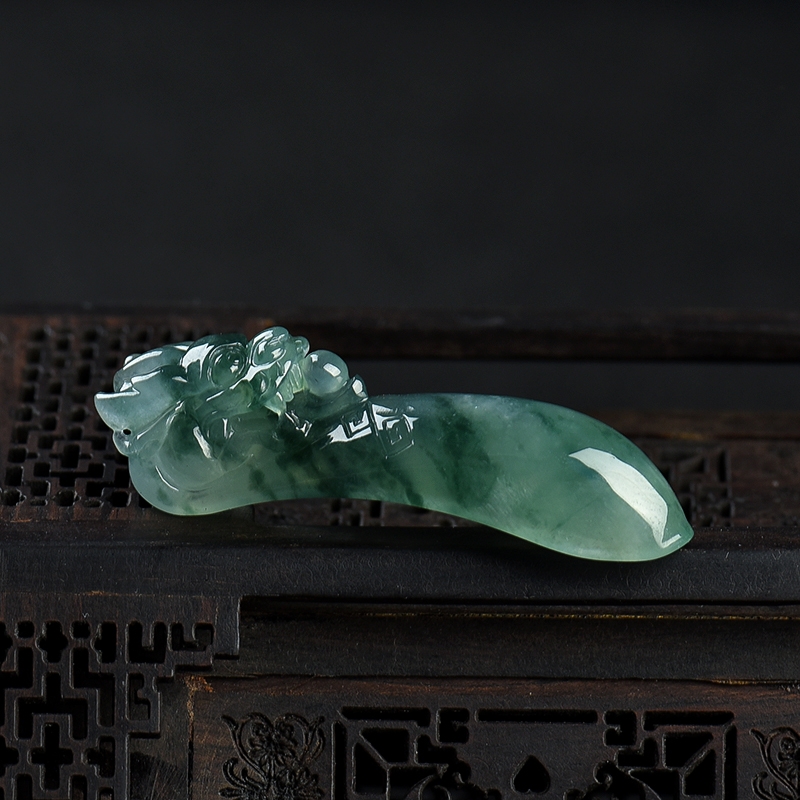 天然翡翠辰龙吊坠-红掌柜
