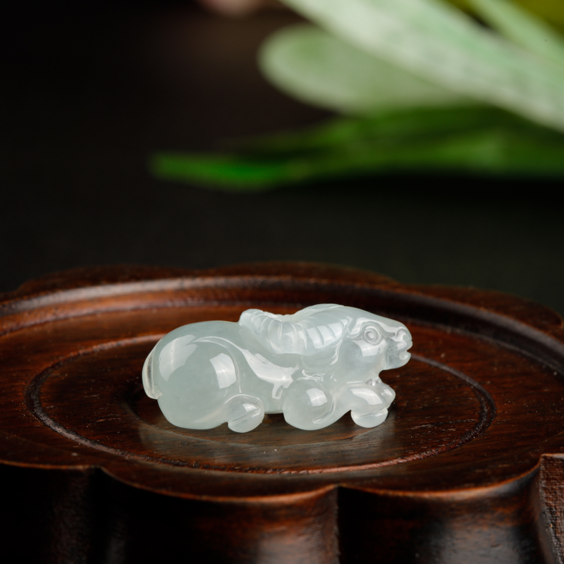 缅甸天然糯冰种无色翡翠丑牛吊坠-红掌柜