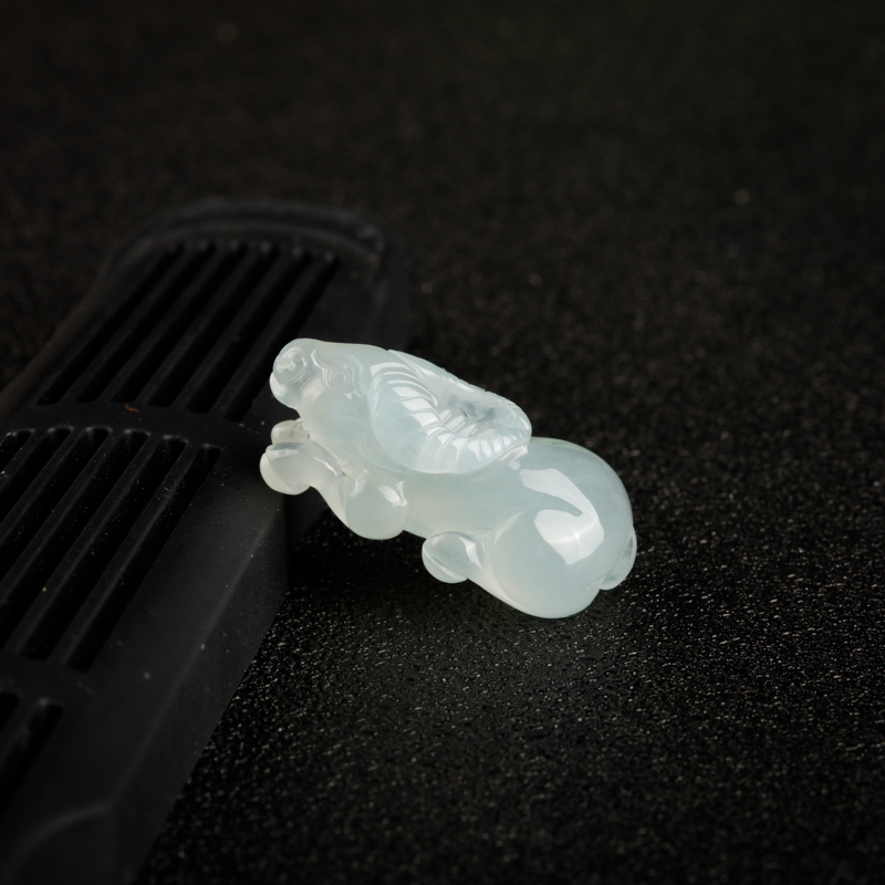 天然糯冰种无色翡翠丑牛吊坠-红掌柜