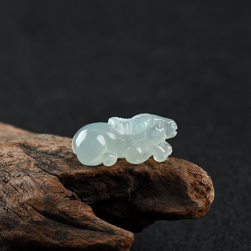 翡翠丑牛吊坠-红掌柜