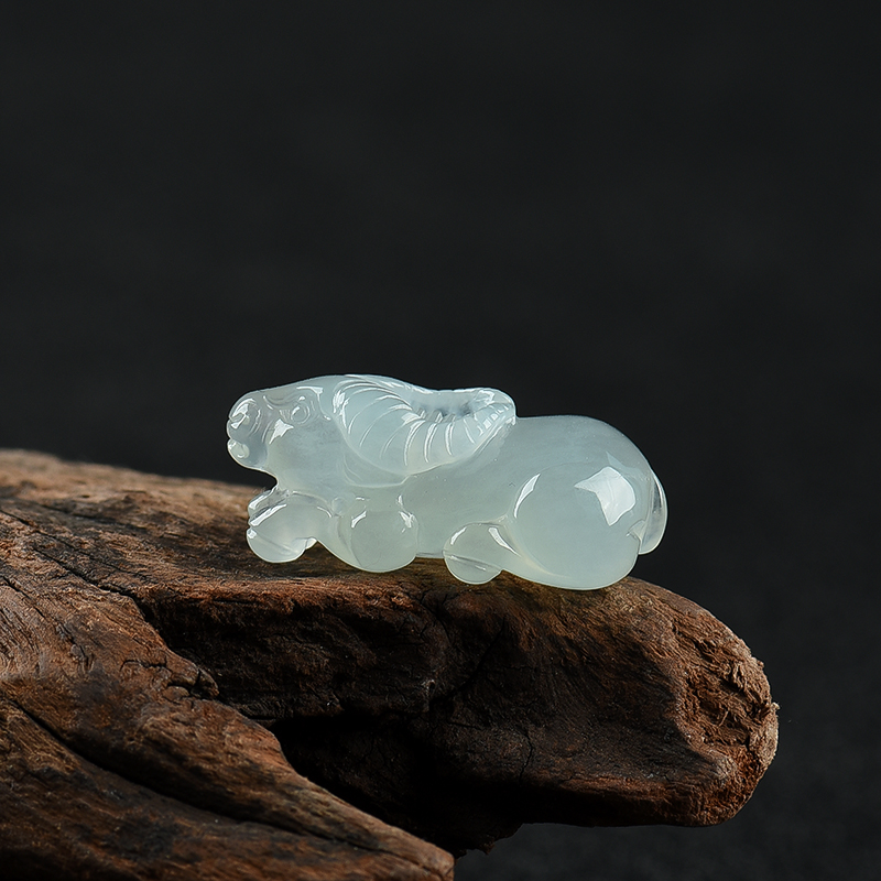 糯冰种翡翠丑牛吊坠-红掌柜