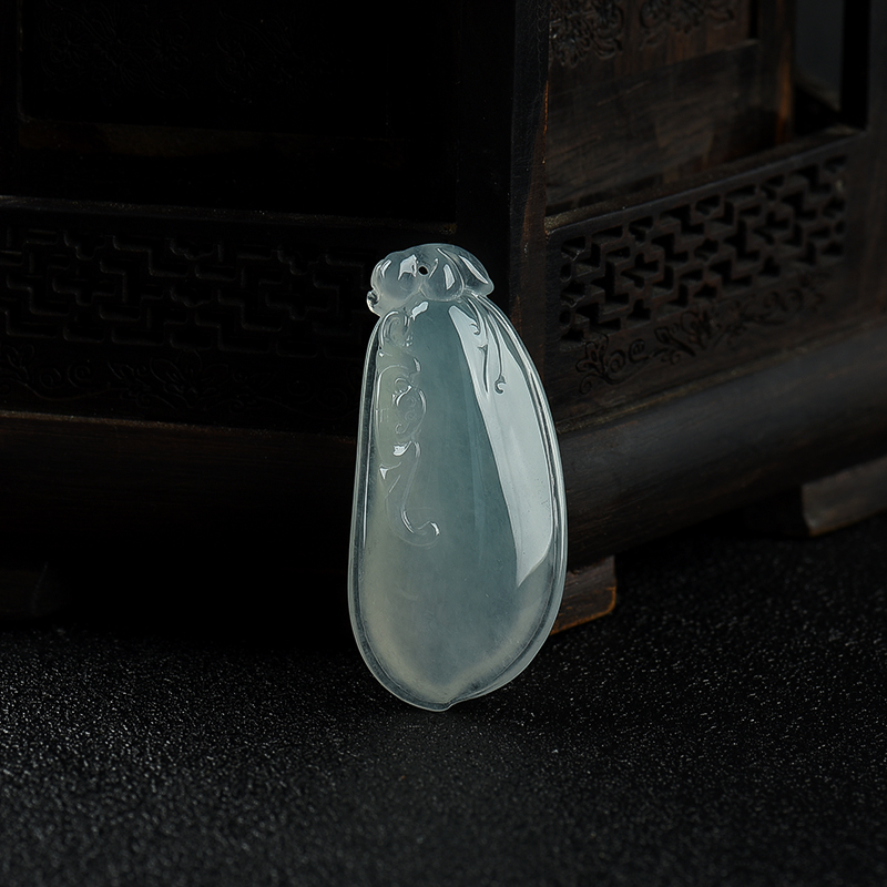 糯冰种浅绿翡翠福瓜吊坠-红掌柜