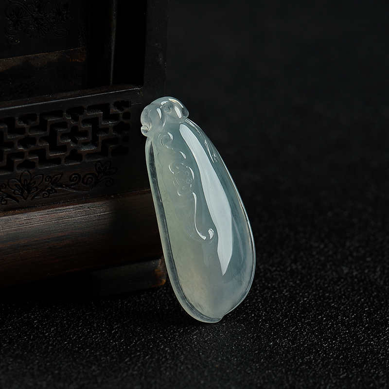 糯冰种浅绿翡翠吊坠-红掌柜