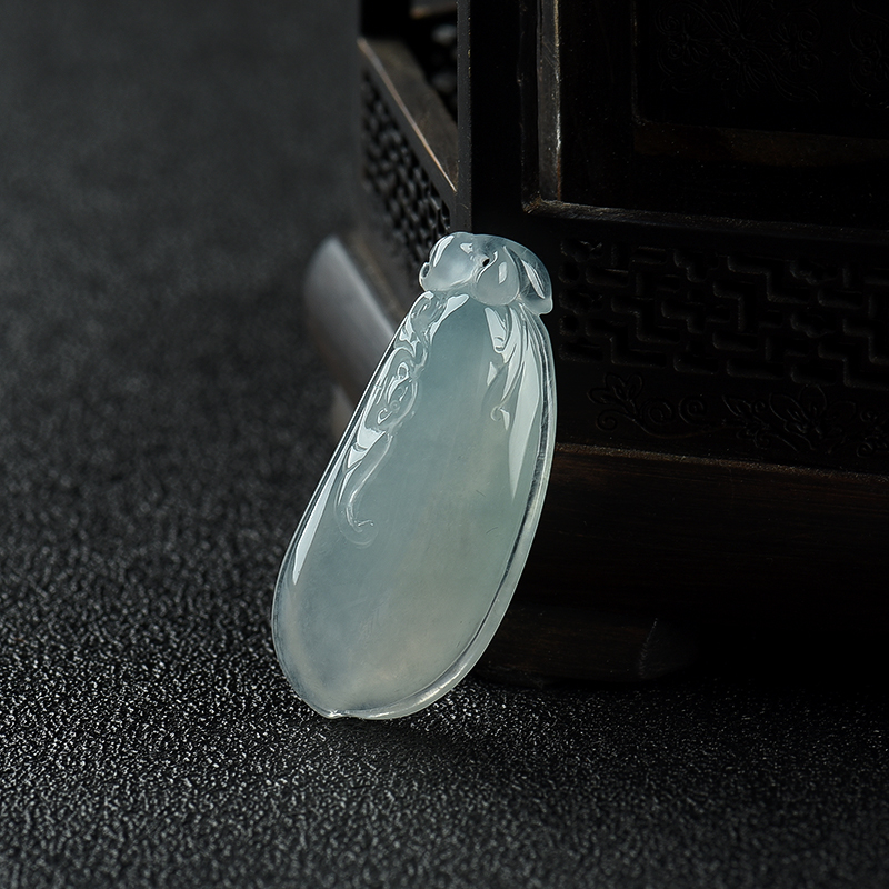 糯冰种浅绿翡翠-红掌柜