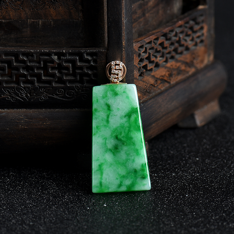 豆种飘翠翡翠无事牌吊坠-红掌柜