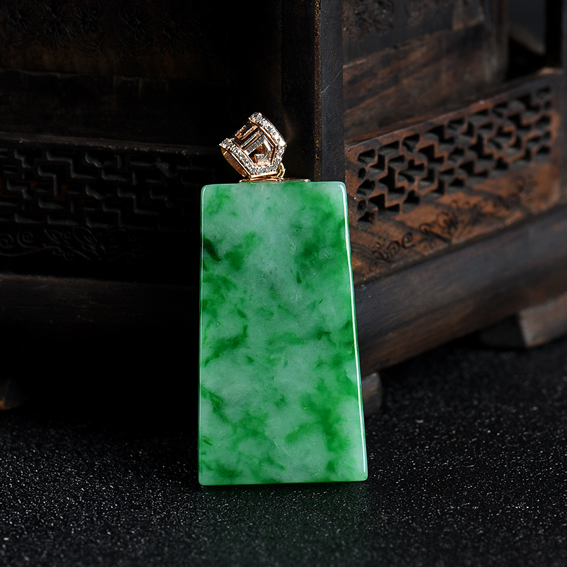 豆种飘翠翡翠无事牌吊坠-红掌柜