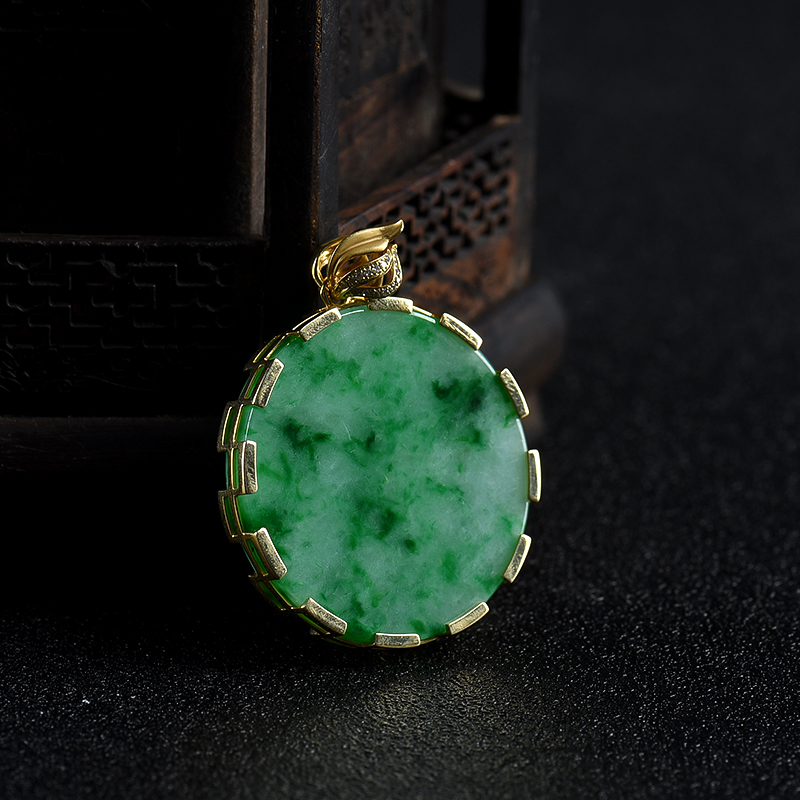 豆种飘翠翡翠圆牌吊坠-红掌柜