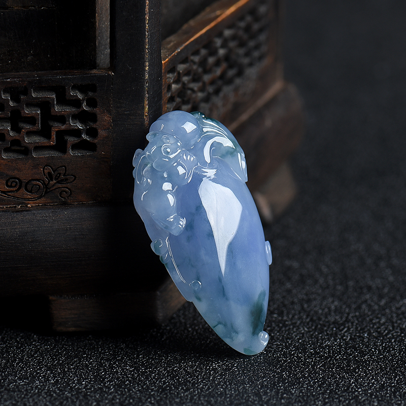 飘花翡翠猴子献桃吊坠-红掌柜