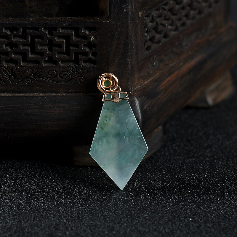 糯冰种翡翠随形吊坠-红掌柜