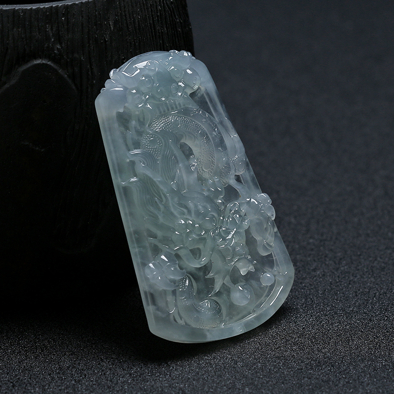 天然高冰种浅绿翡翠龙牌吊坠-红掌柜