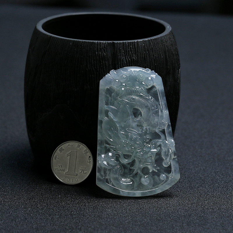 高冰种浅绿翡翠龙牌吊坠-红掌柜