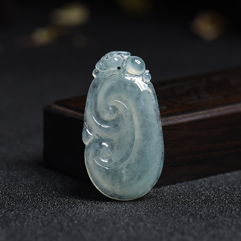 缅甸天然冰种浅绿翡翠如意吊坠-红掌柜