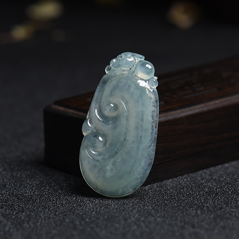 天然冰种浅绿翡翠如意吊坠-红掌柜