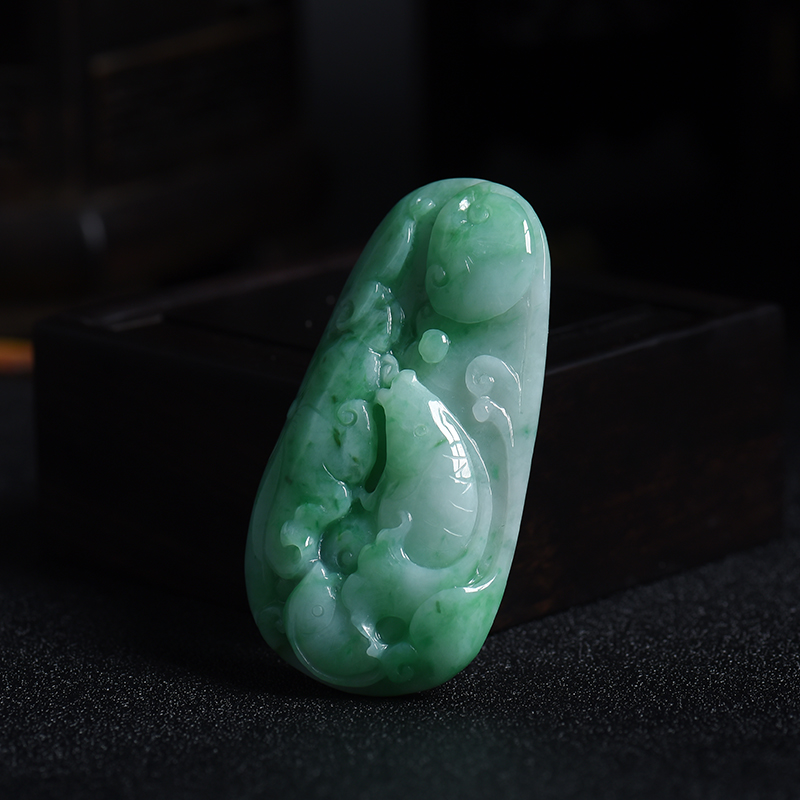 浅绿翡翠年年有余吊坠-红掌柜